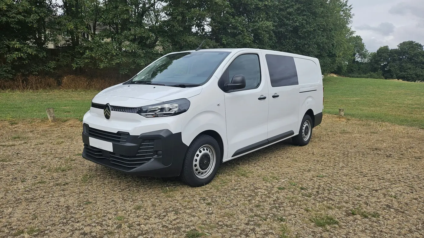 Witte bedrijfsbus, klaar voor een detailingbeurt