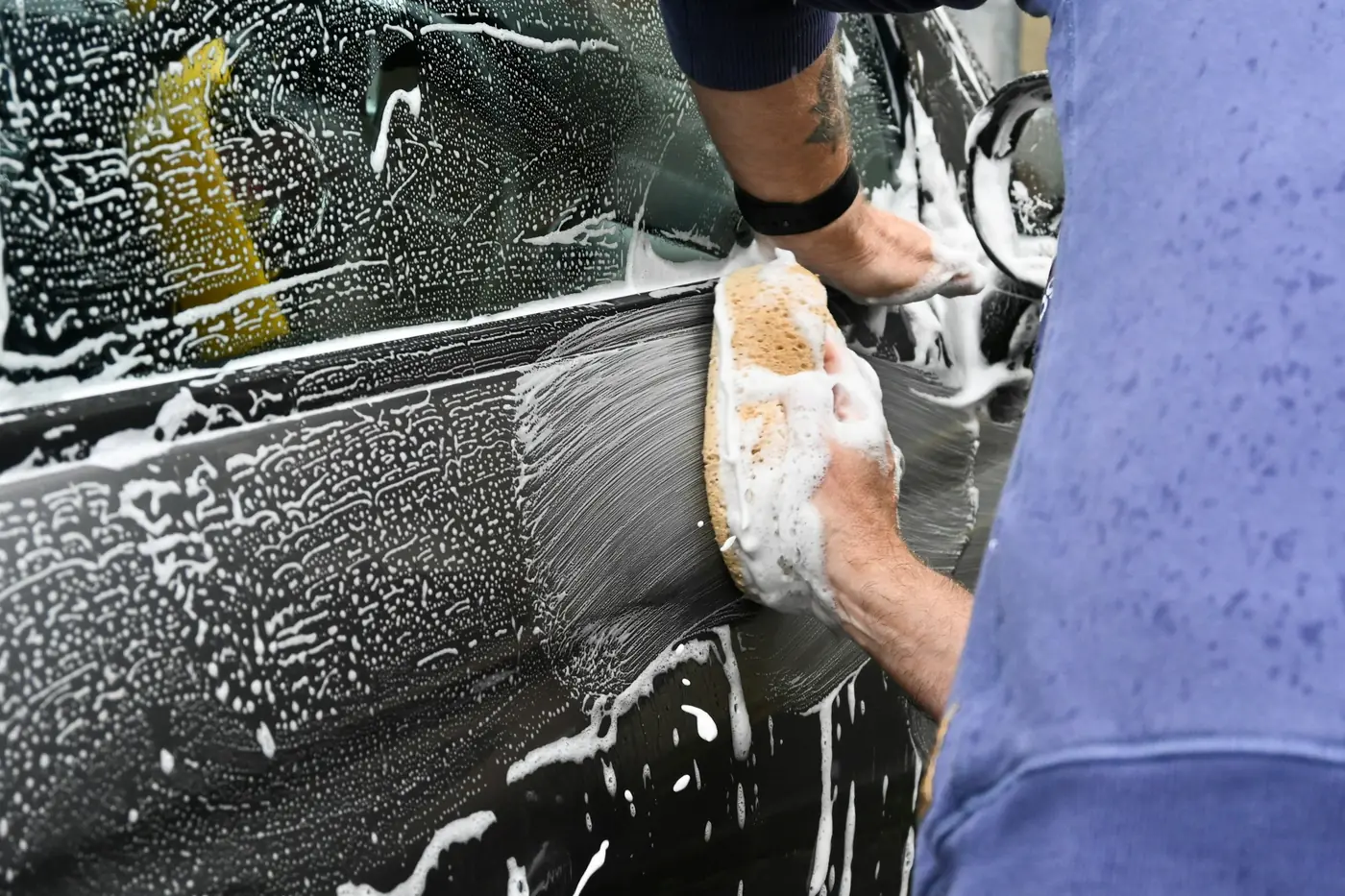 Handwas van een auto op locatie